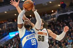 雷速体育-雄鹿胜利背后的蓝领功臣，球队中锋拼尽全力得分的简单介绍