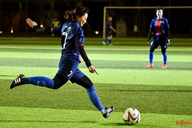 精彩的足球比赛中，女子选手实力碾压对手！