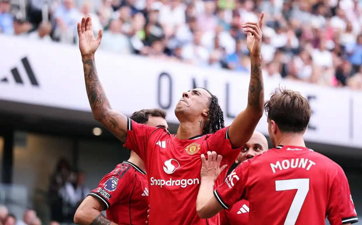 关于曼联大比分获胜，积分追赶领头羊的信息